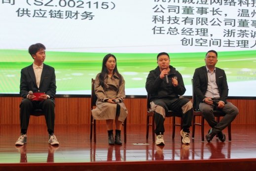 为帮助新生了解就业创业知识